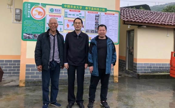 科技小院服务站站长张青云与张主任的合影.jpg