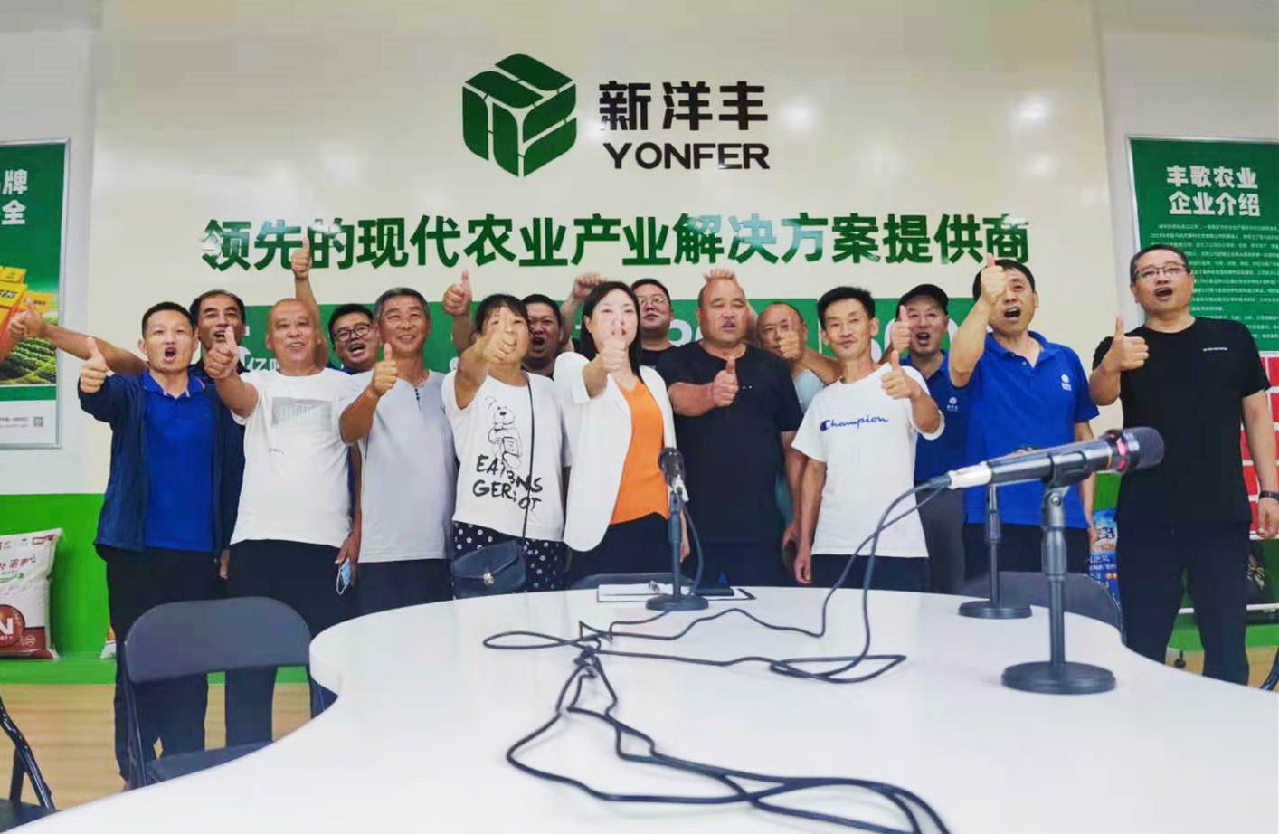 团队成员在直播间合影_副本.jpg