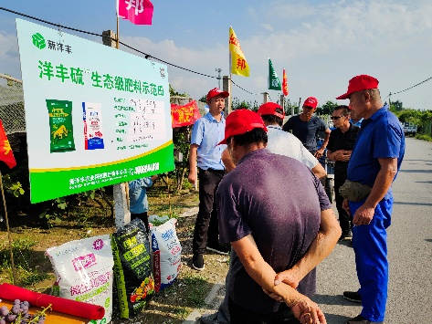 李飞部长带领农户现场参观3.jpg