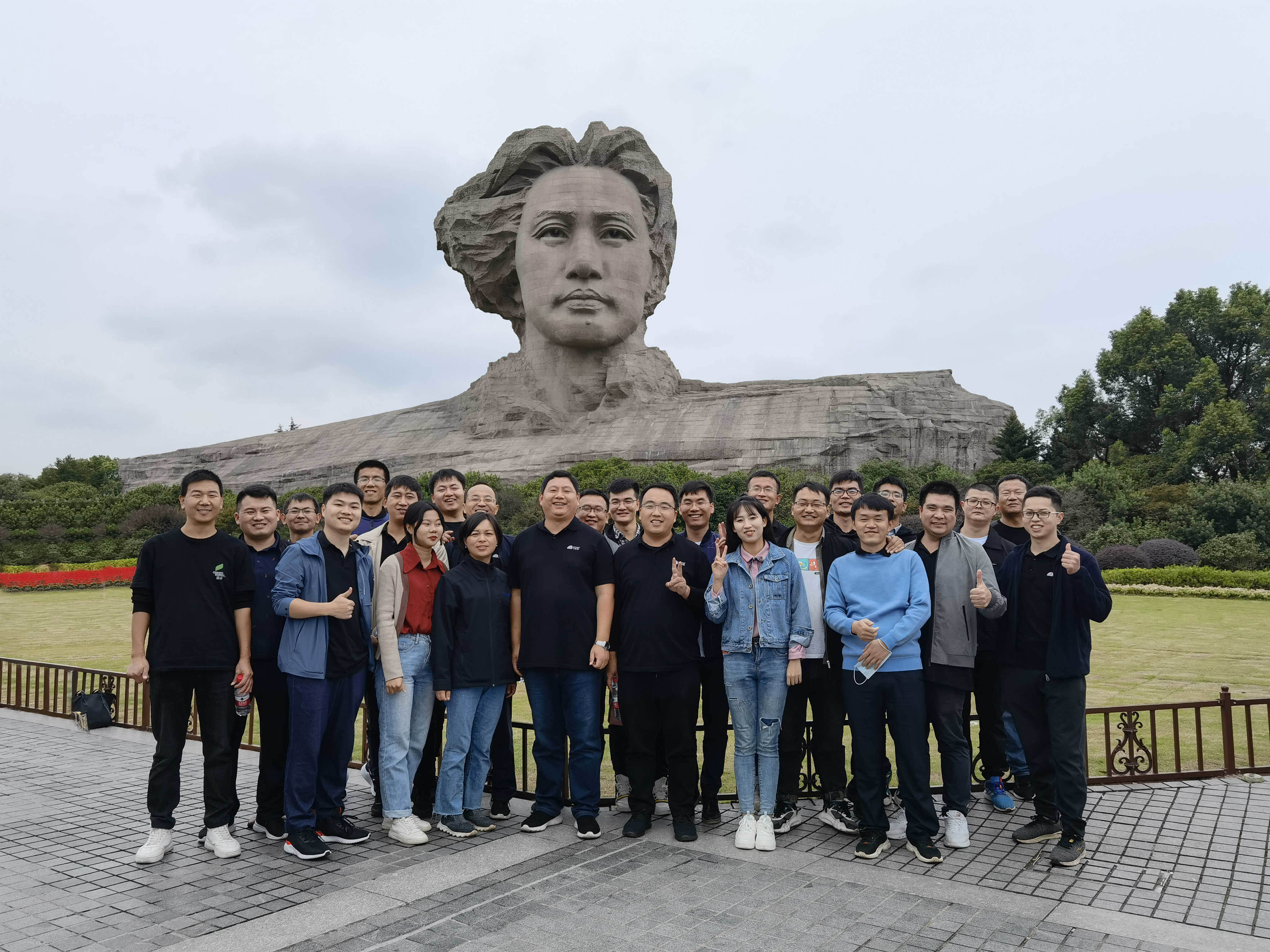 农艺师们在毛主席雕像前合影.jpg