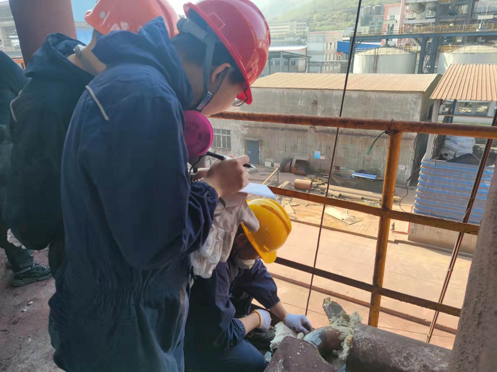 特检院对余热锅炉管道焊缝进行超声波测厚.jpg