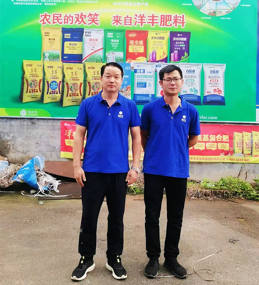 组长邹红海(左)和农艺师覃文强(右)在客户门店合影.jpg 组长邹红海(左)和农艺师覃文强(右)在客户门店合影.jpg